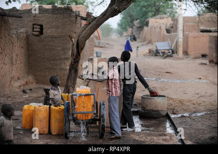 NIGER, Sahel, Zinder, Wasserversorgung im Dorf BABAN TAPKI/Wasserversorgung, Dorfbewohner holen Wasser von einem Brunnen Stockfoto