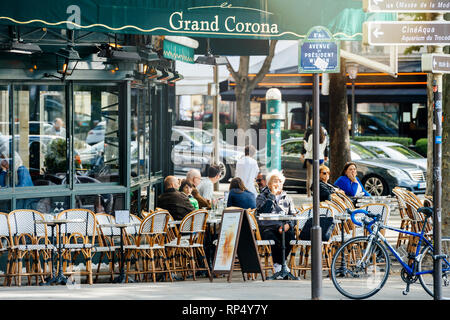 PARIS, Frankreich, 21. MAI 2016: Menschen mit Frühstück im Grand Corona Restaurant Paris in den frühen Morgenstunden Stockfoto