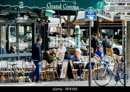 PARIS, Frankreich, 21. MAI 2016: Menschen senioors und Erwachsene, Einheimische und Touristen, das Frühstück im Grand Corona Restaurant Paris Stockfoto