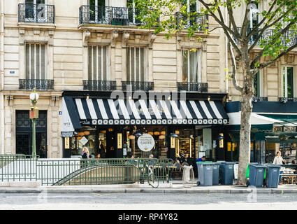 PARIS, Frankreich, 21. MAI 2016: Menschen mit Frühstück in Berts Restaurant in Paris in der Nähe der Eingang zum U-Bahnhof Stockfoto