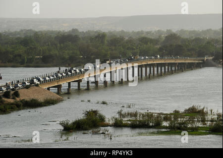 NIGER Niamey, Kennedy Brücke über den Fluss Niger Stockfoto