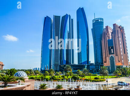 Etihad Towers von Jumeirah, einer Serie von fünf hohen Gebäuden und Hotel in Abu Dhabi Corniche, VAE Stockfoto
