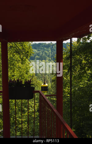 Lettlands nur Seilbahn am Bahnhof ankommen, nachdem er einen Fluss und Wald Landschaft in der Nähe von Burg Turaida (Sigulda, Lettland, Europa) Stockfoto