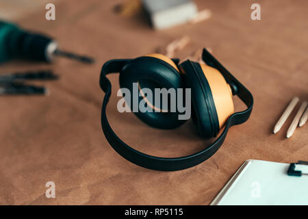 Holzarbeiten Ohrenschützer Gehörschutz auf Schreinerei Schreibtisch, selektiven Fokus Stockfoto