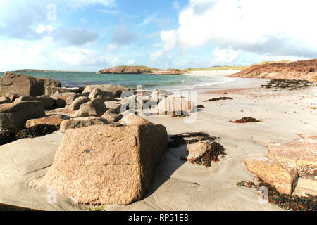 Felsbrocken an einem abgeschiedenen Strand, Donegal, Irland Stockfoto