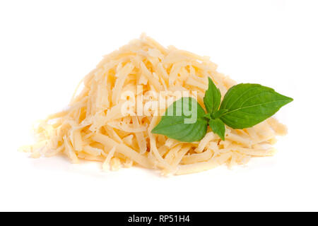 Heap mit geriebenem Käse mit Basilikum auf weißem Hintergrund. Stockfoto