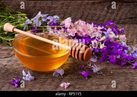 Krug Honig mit Wildblumen auf alten Holz- Hintergrund. Stockfoto