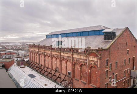 Blick nach Süden über Blackpool von oben auf die Oper im Winter Gärten Gebäude Glasdach von Wintergärten Pavillon unten gesehen links Stockfoto