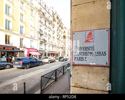 PARIS, Frankreich, 13.Oktober 2018: Street View von pantheon-assas Universität Schild an der Tür Eingang in 75005 Paris Stockfoto