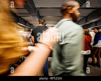 PARIS, Frankreich, 13.Oktober 2018: Defokussierten verschwommen zu Fuß Pendler defokussierten Blur motion Menschen warten in der Montparnasse Bienvenue u-bahn Station für Ihren Zug pendeln in der metropolitain von Paris Stockfoto