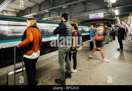 PARIS, Frankreich, 13.Oktober 2018: Seitenansicht der Pendler große Menschenmenge, die noch in der Montparnasse Bienvenue u-bahn Station für Ihren Zug pendeln in der metropolitain von Paris Stockfoto