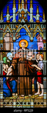 Glasmalereien in der Kirche von St. Severin, Latin, Paris, Frankreich, mit der Darstellung eines katholischen Heiligen das Austeilen von Brot für die Armen. Stockfoto