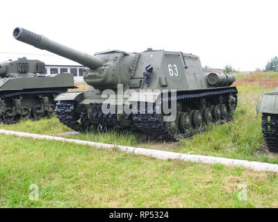 Kubinka, Russland - 12. Juni 2011: Museum für gepanzerte Fahrzeuge unter freiem Himmel und unter Schuppen in Kubinka in der Nähe von Moskau. Stockfoto