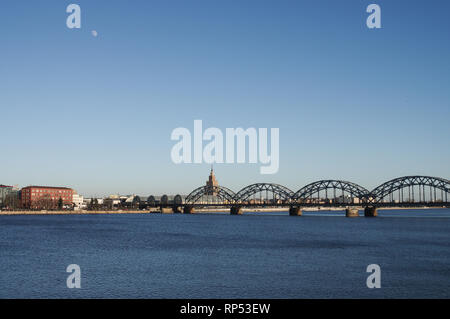 Eisen bahn Brücke über den Fluss Daugava an einem sonnigen Wintertag - Riga, Lettland Stockfoto