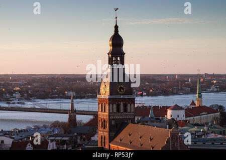 Blick auf die Altstadt und Dom zu Riga Turm auf einem späten Winter am Nachmittag von der Oberseite des St. Peter's Kirche auf - Riga, Lettland Stockfoto