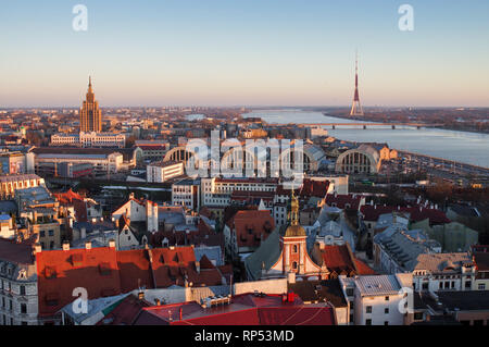 Blick auf die Innenstadt und Riga Radio- und TV-Turm auf einem späten Winter am Nachmittag von der Oberseite des St. Peter's Kirche auf - Riga, Lettland Stockfoto