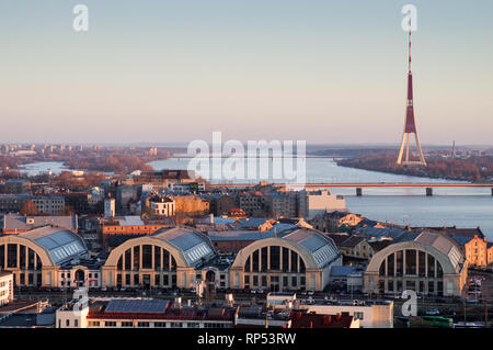 Blick auf die Innenstadt und Riga Radio- und TV-Turm auf einem späten Winter am Nachmittag von der Oberseite des St. Peter's Kirche auf - Riga, Lettland Stockfoto