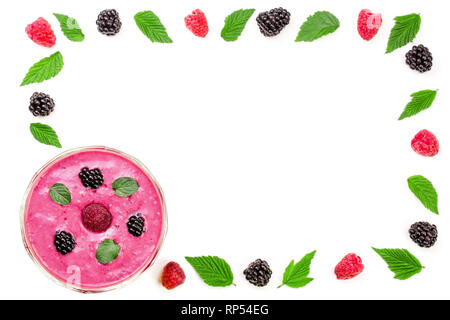Blackberry und Himbeer Joghurt oder Smoothie mit Minze auf weißem Hintergrund mit Kopie Platz für Ihren Text isoliert. Ansicht von oben. Stockfoto