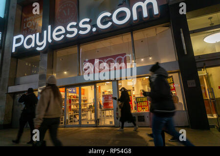 Ein Payless ShoeSource store in der Herald Square in New York am Dienstag, 19. Februar 2019. Der Händler ist das Schließen aller seiner 2100 Filialen in den USA und Puerto Rico, und seine Payless.com Website, wie es Antrag auf Eröffnung eines Insolvenzverfahrens. (Â© Richard B. Levine) Stockfoto