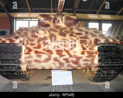 Kubinka, Russland - 12. Juni 2011: Museum für gepanzerte Fahrzeuge unter freiem Himmel und unter Schuppen in Kubinka in der Nähe von Moskau. Stockfoto