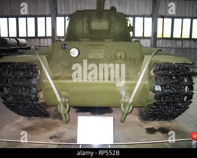 Kubinka, Russland - 12. Juni 2011: Museum für gepanzerte Fahrzeuge unter freiem Himmel und unter Schuppen in Kubinka in der Nähe von Moskau. Stockfoto