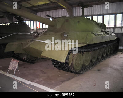 Kubinka, Russland - 12. Juni 2011: Museum für gepanzerte Fahrzeuge unter freiem Himmel und unter Schuppen in Kubinka in der Nähe von Moskau. Stockfoto