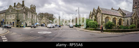 Tavistock Stadtzentrum mit Rathaus und Pfarrkirche - Panorama in Tavistock, Devon, Großbritannien am 20. Februar 2019 Stockfoto