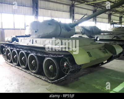 Kubinka, Russland - 12. Juni 2011: Museum für gepanzerte Fahrzeuge unter freiem Himmel und unter Schuppen in Kubinka in der Nähe von Moskau. Stockfoto