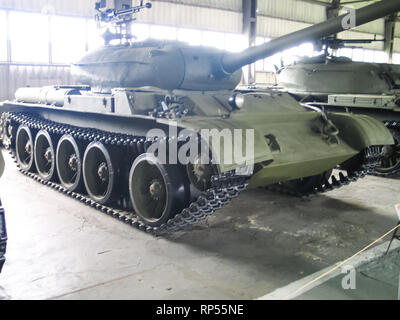 Kubinka, Russland - 12. Juni 2011: Museum für gepanzerte Fahrzeuge unter freiem Himmel und unter Schuppen in Kubinka in der Nähe von Moskau. Stockfoto