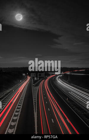 Leichte Wanderwege auf der Autobahn M1 Stockfoto