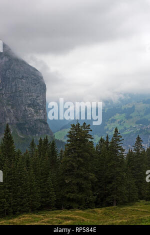 Die spektakulären Klippen der Schwarzmönch, Sefinental Tal in der Entfernung und der Trümmeltal Tal näher, Lauterbrunnental, Schweiz Stockfoto