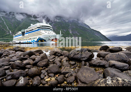 AIDAsol am Eidfjord Kreuzfahrt-Terminal. AIDAsol ist eine Sphinx Klasse Kreuzfahrt Schiff, gebaut auf der Meyer Werft für AIDA Cruises, einer der zehn Marken im Besitz von Karneval Stockfoto