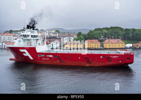 Plattform-Supply Vessel WEIT SERENADE verlassen den Hafen von Bergen im Regen. Stockfoto