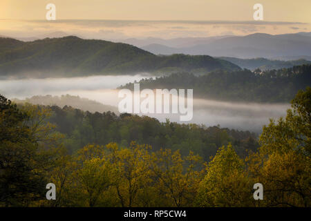 Smoky Mountains bei Sonnenaufgang von Foothills Parkway in Tennessee Stockfoto