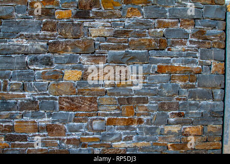 Wand von Trap Rock in Grau und Braun Stockfoto