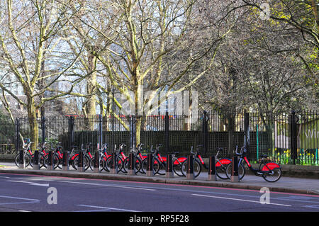 Santander Cycle Hire-Fahrräder, die auf einer Londoner Straße geparkt sind Stockfoto