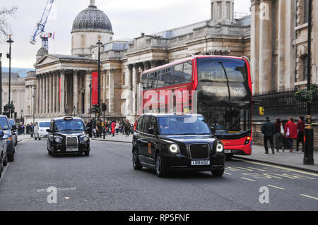 Neue LEVC TX Taxi, Taxi, Fahren auf den Straßen von London, Trafalgar Square mit einem klassischen Taxi und Bus im Hintergrund. Stockfoto