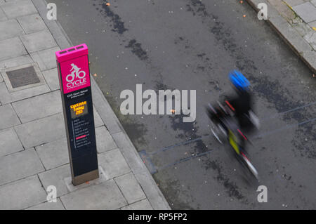 Radfahrer fahren auf dem Cycle Superhighway am Victoria Embankment entlang der Radspur. Stockfoto