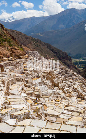 Maras salzminen am Hang in der bergigen Region Cuzco in Peru. Stockfoto