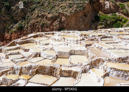 Maras salzminen am Hang in der bergigen Region Cuzco in Peru. Stockfoto