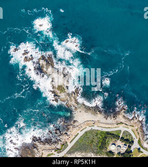 Luftaufnahme des kalten Wasser des Pazifischen Ozeans Waschmaschine gegen die felsige Küste von Monterey, Kalifornien. Stockfoto