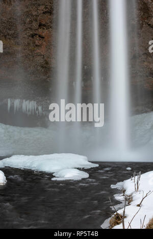 Detail der Seljalandsfoss im Winter ein unigue Wasserfall mit einem Wanderweg hinter sich, Island Stockfoto