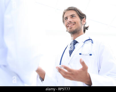 Zwei Ärzte Treffen im Krankenhaus-Empfangsbereich Stockfoto