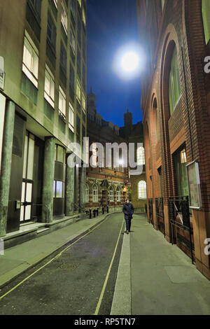 Mann allein zu Fuß auf einer schmalen Straße (Braut Lane) in London, England, Großbritannien Stockfoto