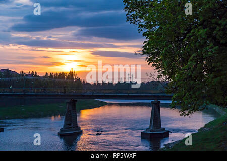 Sonnenuntergang über der Uzh Fluss in Ushgorod Stadt, Transkarpatien, Ukraine. Schöne Stadtbild der alten europäischen Stadt Stockfoto