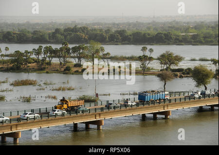 NIGER Niamey, Kennedy Brücke über den Fluss Niger Stockfoto