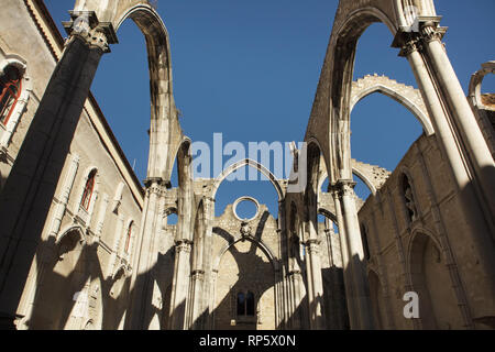 Zerstörte Kirche des ehemaligen Carmo Kloster (Convento do Carmo) in Lissabon, Portugal. Die Kirche wurde in der Großen Erdbeben von Lissabon im Jahr 1755 zerstört und nie wieder hergestellt. Stockfoto