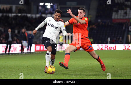 Von Derby County Duane Holmes (links) und des Millwall Murray Wallace Kampf um den Ball in den Himmel Wette Championship Match im Pride Park, Derby. Stockfoto