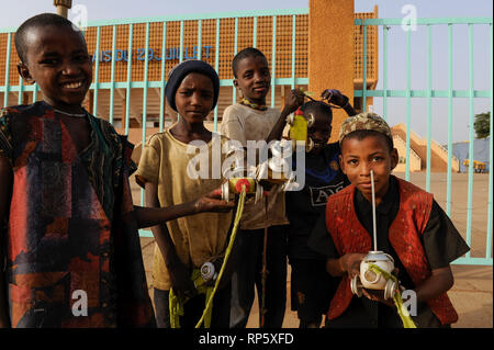 NIGER Niamey, Fußball Stadion Palais du 29 juillet, Kinder mit selbst hergestellten Kunststoff vergossen Tin Toy Cars Stockfoto