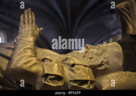 Grab des portugiesischen Entdecker und Seefahrer Vasco da Gama in der Kirche von Santa Maria de Belém (Igreja de Santa Maria de Belém) der Jerónimos Kloster (Mosteiro dos Jerónimos) im Stadtteil Belém in Lissabon, Portugal. Der Grabstein von portugiesischen Bildhauer Costa Motta (Tio) in neo-Manuelinischen Stil wurde 1894 ausgeführt. Stockfoto